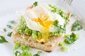 Broadbean crostini with poached egg