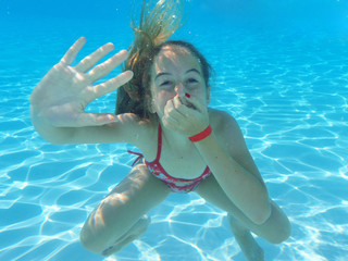 Enfant nage sous l'eau