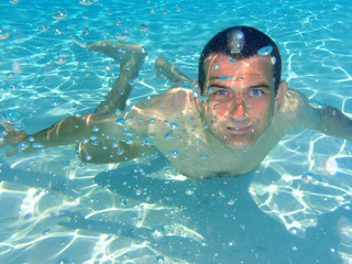 Homme en apnée sous l'eau