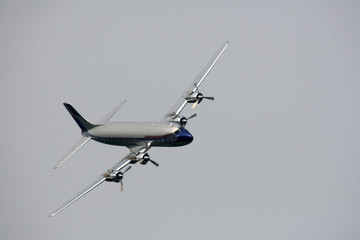 Fototapeta na wymiar Duży samolot leci w Airshow.