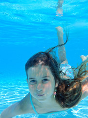 Enfant nage sous l'eau