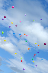 Fliegende bunte Luftballons