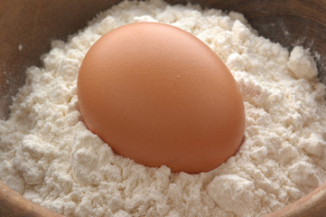 Uovo intero nella farina bianca