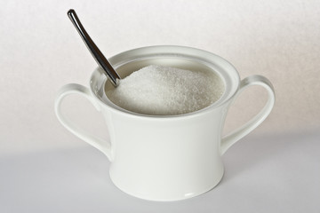 Zucchero e contenitore bianco