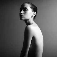 Poster Im Rahmen Schwarz-Weiß-Porträt eines nackten eleganten Mädchens © Egor Mayer