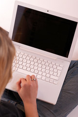 junge Frau mit Laptop