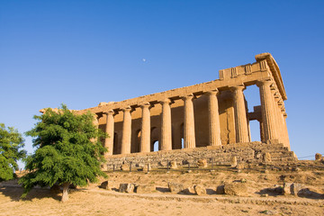 Fototapeta premium greek temple at the sunset
