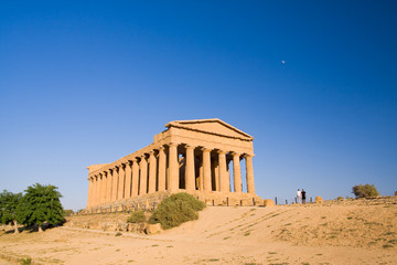 Fototapeta premium greek temple at the sunset