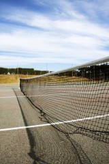 Terrain de tennis à l'abandon