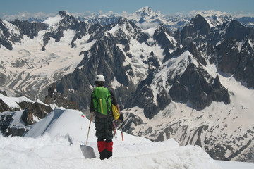 Fototapeta na wymiar Alpiniste à l'Aiguille du Midi