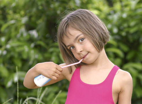 fillette buvant un yaourt &agrave; boire