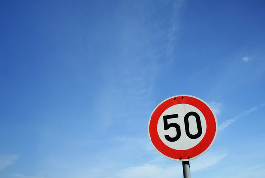 Straßenschild '50'