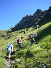 Wanderer steil bergauf