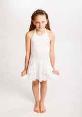 Naklejka premium little girl in white dress