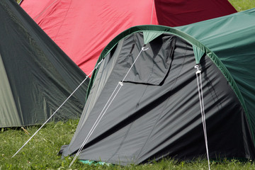 zelt auf einem campingplatz