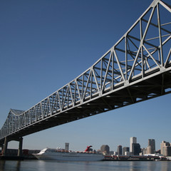 Obraz premium bridge with New Orleans skyline