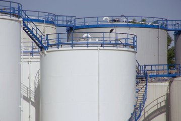 Tanks for the storage of oil