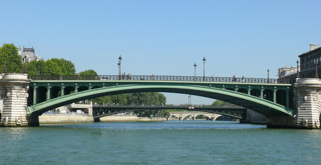 Fototapeta na wymiar bridge of paris