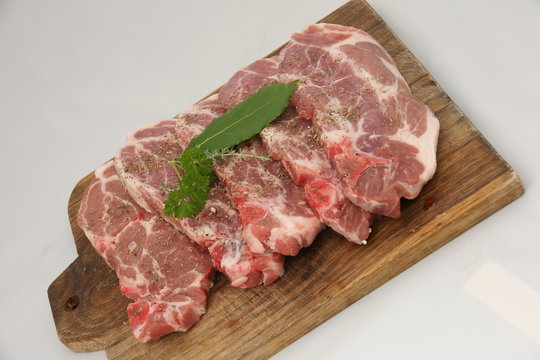 viande de porc et feuille de laurier