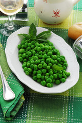 Piatto di piselli profumati alla menta