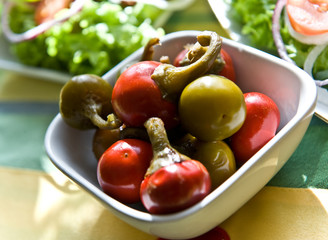 Fresh salad with pepper, tomato and basil