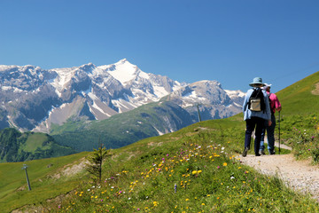 Fototapeta na wymiar starszych turystyka w Alpach