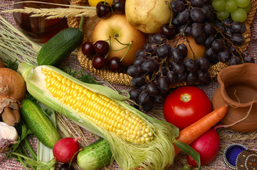Fototapeta na wymiar Rustic tych kukurydza, owoce, warzywa