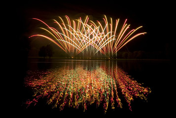 Herrliches Feuerwerk am See