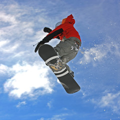 Snowboardfahrer hoch in der Luft