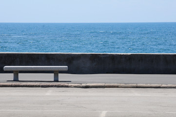 Fototapeta na wymiar Ławka na plaży w Livorno