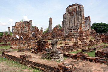 Ruins and sittung Buddha