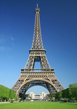 tour eiffel sur le champs de mars
