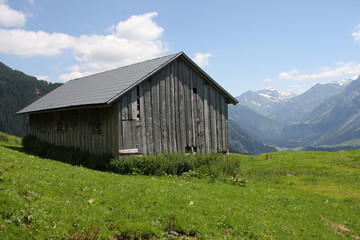 Fototapeta na wymiar Scheune im Hochgebirge