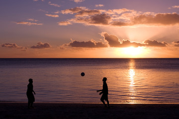 Fototapeta premium loisir sport plage amuser ballon foot copain vacances détente je