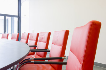Sessel an einem Konferenztisch