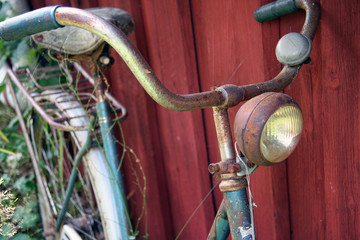 Altes Fahrrad, an Schuppen abgestellt (Schweden)