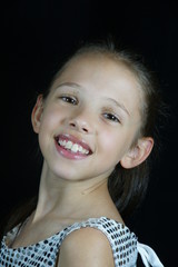 expression d'enfant sur fond noir