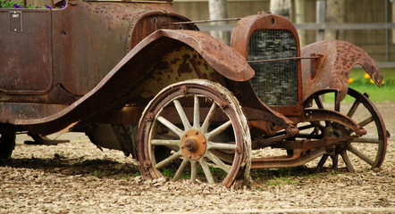 Fototapeta na wymiar Antique rusty truck (1917)