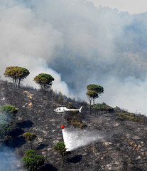 elicottero antincendio in azione