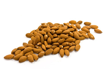 rohe mandeln - freigestellt auf weiss