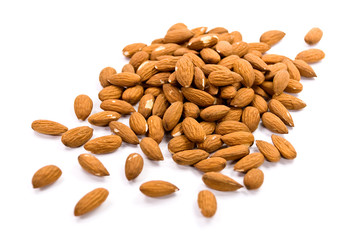 rohe mandeln - freigestellt auf weiss