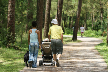 famille entrain de se promener dans les bois