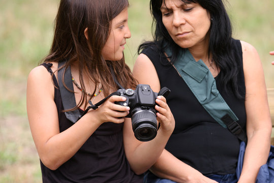 fille entrain de visionner des photos avec sa m&egrave;re
