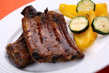 Tasty grilled ribs with vegetables
