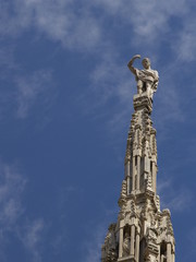 Fototapeta na wymiar Escultura en la catedral de Milan-3