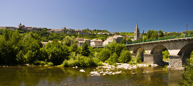 Vieux pont et cours d'eau en Ard&egrave;che