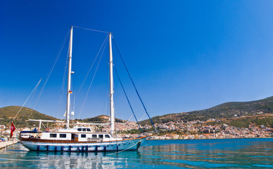 Fototapeta na wymiar Jacht od plaży Morza Śródziemnego