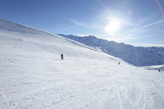 Montagne enneig&eacute;e