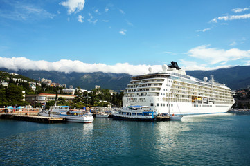Cruise liner