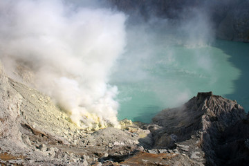 Lac acide du volcan Kawah Ijen